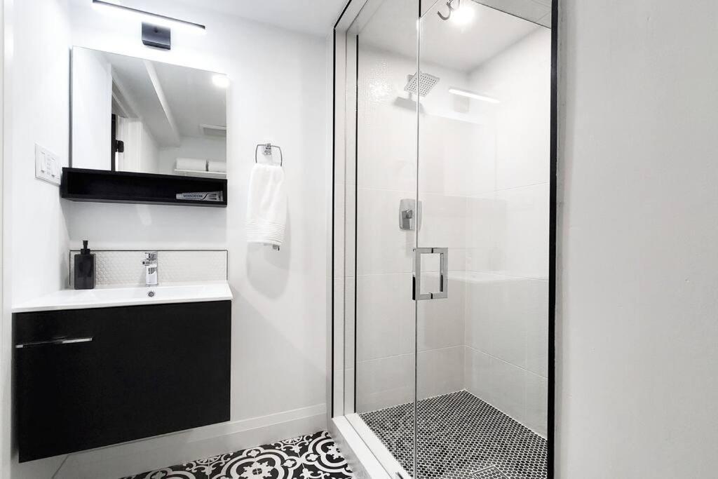 Renovated Guest Suite Near The Lake & High Park In Toronto! Exterior foto